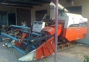 KUBOTA DC-68G รถเกี่ยวข้าวแบบอุ้ม สภาพดีมากพร้อมทำงานได้เลยครับ เครื่อง 4 สูบแรงดีไม่เยิ้มทำงาน 2,235 ชม. อุ้มรองรับเมล็ดข้าวได้ 600 กก. ท่อส่งความยาว 3.60 ม. ช่วงล่างแน่นดีพร้อมใช้งาน เอกสารเล่มทะเบียนครบพร้อม ราคาต่อรองได้ครับ