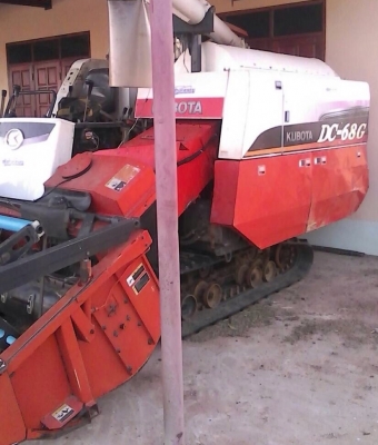 KUBOTA DC-68G รถเกี่ยวข้าวแบบอุ้ม สภาพดีมากพร้อมทำงานได้เลยครับ เครื่อง 4 สูบแรงดีไม่เยิ้มทำงาน 2,235 ชม. อุ้มรองรับเมล็ดข้าวได้ 600 กก. ท่อส่งความยาว 3.60 ม. ช่วงล่างแน่นดีพร้อมใช้งาน เอกสารเล่มทะเบียนครบพร้อม ราคาต่อรองได้ครับ