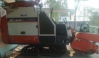 KUBOTA DC-68G รถเกี่ยวข้าวแบบอุ้ม สภาพดีมากพร้อมทำงานได้เลยครับ เครื่อง 4 สูบแรงดีไม่เยิ้มทำงาน 2,235 ชม. อุ้มรองรับเมล็ดข้าวได้ 600 กก. ท่อส่งความยาว 3.60 ม. ช่วงล่างแน่นดีพร้อมใช้งาน เอกสารเล่มทะเบียนครบพร้อม ราคาต่อรองได้ครับ