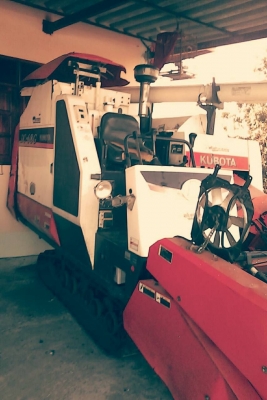 KUBOTA DC-68G รถเกี่ยวข้าวแบบอุ้ม สภาพดีมากพร้อมทำงานได้เลยครับ เครื่อง 4 สูบแรงดีไม่เยิ้มทำงาน 2,235 ชม. อุ้มรองรับเมล็ดข้าวได้ 600 กก. ท่อส่งความยาว 3.60 ม. ช่วงล่างแน่นดีพร้อมใช้งาน เอกสารเล่มทะเบียนครบพร้อม ราคาต่อรองได้ครับ