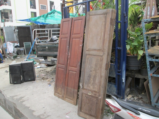 ประตูไมัสักโบราณ  บานเสียม  ขายกันถูกๆ   สภาพดีครับ