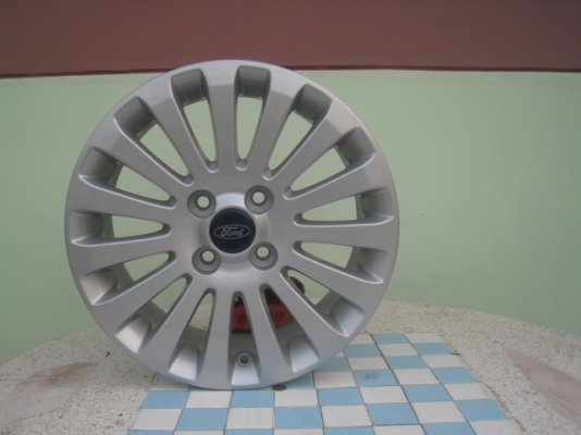 ขายล้อแม็ก ford fiesta 15" สนใจติดต่อเล็กคลองสามครับ 081-3747940
