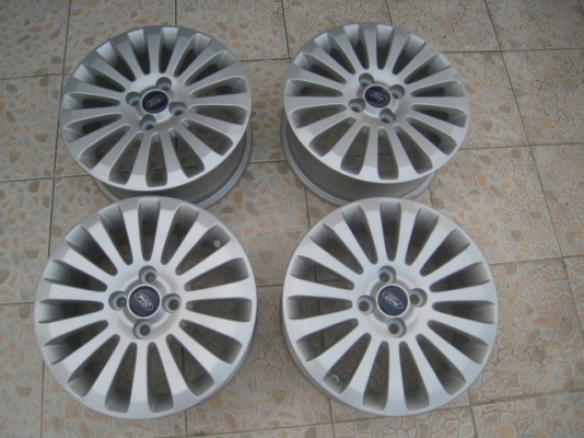 ขายล้อแม็ก ford fiesta 15" สนใจติดต่อเล็กคลองสามครับ 081-3747940