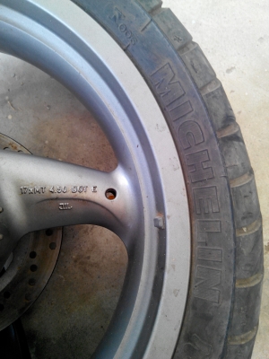 ขายล้อแม็ก brembo 17x4.5 ถอดออกจาก Ducati ยาง 160/60 ZR 17 Michelin ดอกสวย