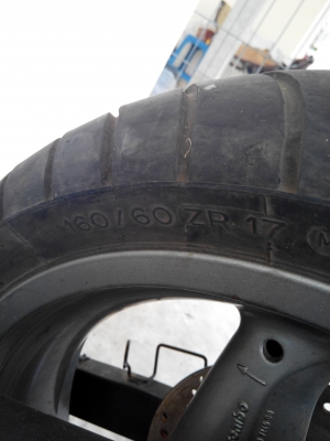 ขายล้อแม็ก brembo 17x4.5 ถอดออกจาก Ducati ยาง 160/60 ZR 17 Michelin ดอกสวย