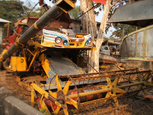 ขายรถเกี่ยวข้าวเกษตรพัฒนา อุ้ม 2 ตัน เครื่องยนต์ มิตซู 210 แรงม้า ตัวเดิน 10 HT ปั้มไดกิ้นส์ เบอร์ 22