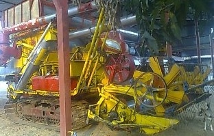 ขายด่วน รถเกี่ยวข้าววิชาญการช่าง เครื่องยนต์ 210 HP 6HH1 อุ้มปรับระดับขวา 2.5 ตัน ปั๊มไดกิ้นเบอร์ 23 ช่วงล่าง 10HT สวยเด่นพร้อมทำงานได้เลยครับ ราคาต่อรองได้ครับ