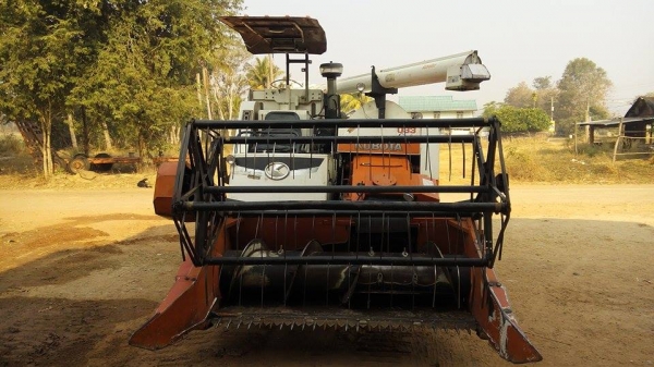 รถเกี่ยวข้าว Kubota DC-68G