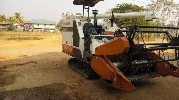 รถเกี่ยวข้าว Kubota DC-68G