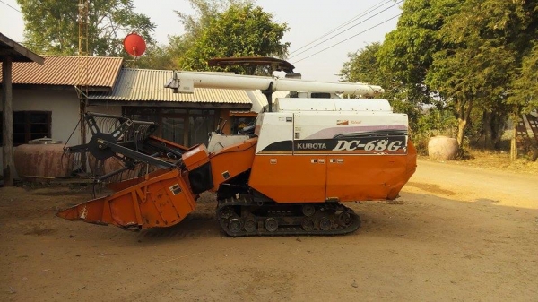 รถเกี่ยวข้าว Kubota DC-68G