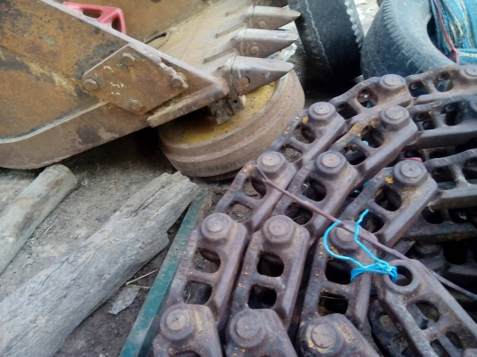 โซ่แม็คโฮ โซ่45ข้อ ทั้ง2เส้น ใช้ได้ไม่ถึงปี ถอดออกจากโกแบ 200 รุ่น3 พร้อมบุ้งกี๋และล้อนำ 3อย่าง ด่วนๆ เบอร์ 0892811363 โซ่แม็คโฮ โซ่45ข้อ ทั้ง2เส้น ใช้ได้ไม่ถึงปี ถอดออกจากโกแบ 200 รุ่น3 พร้อมบุ้งกี๋และล้อนำ 3อย่าง ด่วนๆ เบอร์ 0892811363