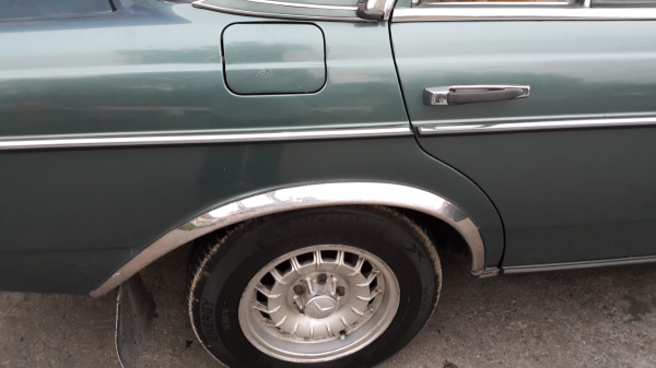 ขายเบนซ์ w123 ราคา 84,000 บาท ติดต่อ คุณเอ๋ 092-6356419