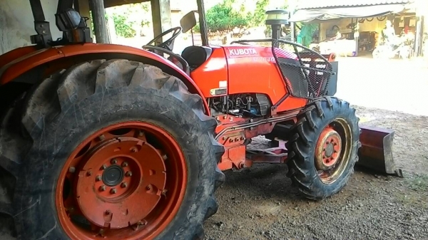 ขายรถ KUBOTA M 7040 สภาพดีพร้อมใช้งานพร้อมอุปกรณ์ด้นหน้าและผานพรวน