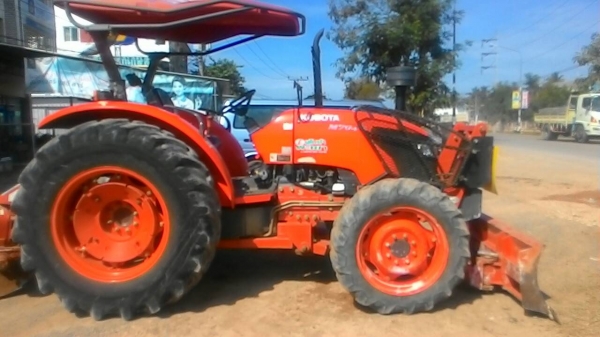ขายรถ KUBOTA M 7040 สภาพดีพร้อมใช้งานพร้อมอุปกรณ์ด้นหน้าและผานพรวน ขายรถ KUBOTA M 7040 สภาพดีพร้อมใช้งานพร้อมอุปกรณ์ด้นหน้าและผานพรวน