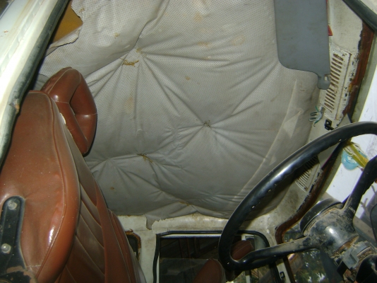 หางรถเกี่ยว KT 927  2 เพลา เครื่อง 220 แรง ราคา 610,000  บาท