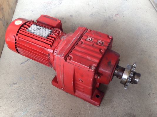 ขายมอเตอร์เกียร์ SEW eurodrive 1HP. 380V อัตราทด 1:82 เพลาออกประมาณ 17 รอบต่อนาที สภาพสวยมาก วิ่งนิ่ม พร้อมใช้งาน