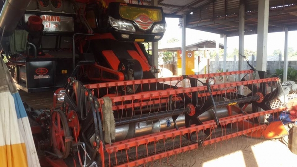 ขายรถเกี่ยวข้าว อมตะปี2ปี56 ใช้งานน้อยเกี่ยวนาปี เดิมสวย ไม่ช้ำ เครื่อง มิตซู270เทอร์โบ ตัวเดิน12ปั๊ม23 ไดกิ้น สภาพพร้อมลงเกี่ยวลุยงาน ขายรถเกี่ยวข้าว อมตะปี2ปี56 ใช้งานน้อยเกี่ยวนาปี เดิมสวย ไม่ช้ำ เครื่อง มิตซู270เทอร์โบ ตัวเดิน12ปั๊ม23 ไดกิ้น สภาพพร้อมลงเกี่ยวลุยงาน