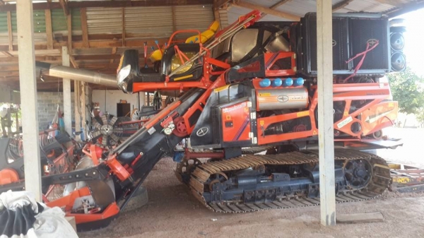 ขายรถเกี่ยวข้าว อมตะปี2ปี56 ใช้งานน้อยเกี่ยวนาปี เดิมสวย ไม่ช้ำ เครื่อง มิตซู270เทอร์โบ ตัวเดิน12ปั๊ม23 ไดกิ้น สภาพพร้อมลงเกี่ยวลุยงาน ขายรถเกี่ยวข้าว อมตะปี2ปี56 ใช้งานน้อยเกี่ยวนาปี เดิมสวย ไม่ช้ำ เครื่อง มิตซู270เทอร์โบ ตัวเดิน12ปั๊ม23 ไดกิ้น สภาพพร้อมลงเกี่ยวลุยงาน