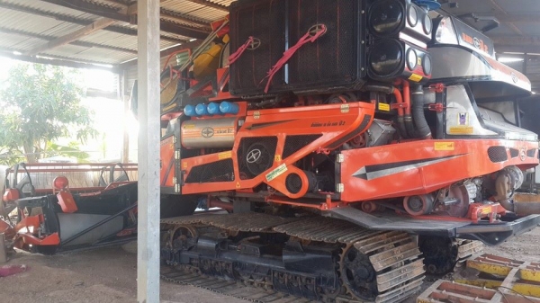 ขายรถเกี่ยวข้าว อมตะปี2ปี56 ใช้งานน้อยเกี่ยวนาปี เดิมสวย ไม่ช้ำ เครื่อง มิตซู270เทอร์โบ ตัวเดิน12ปั๊ม23 ไดกิ้น สภาพพร้อมลงเกี่ยวลุยงาน ขายรถเกี่ยวข้าว อมตะปี2ปี56 ใช้งานน้อยเกี่ยวนาปี เดิมสวย ไม่ช้ำ เครื่อง มิตซู270เทอร์โบ ตัวเดิน12ปั๊ม23 ไดกิ้น สภาพพร้อมลงเกี่ยวลุยงาน