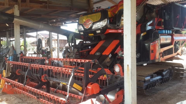 ขายรถเกี่ยวข้าว อมตะปี2ปี56 ใช้งานน้อยเกี่ยวนาปี เดิมสวย ไม่ช้ำ เครื่อง มิตซู270เทอร์โบ ตัวเดิน12ปั๊ม23 ไดกิ้น สภาพพร้อมลงเกี่ยวลุยงาน ขายรถเกี่ยวข้าว อมตะปี2ปี56 ใช้งานน้อยเกี่ยวนาปี เดิมสวย ไม่ช้ำ เครื่อง มิตซู270เทอร์โบ ตัวเดิน12ปั๊ม23 ไดกิ้น สภาพพร้อมลงเกี่ยวลุยงาน