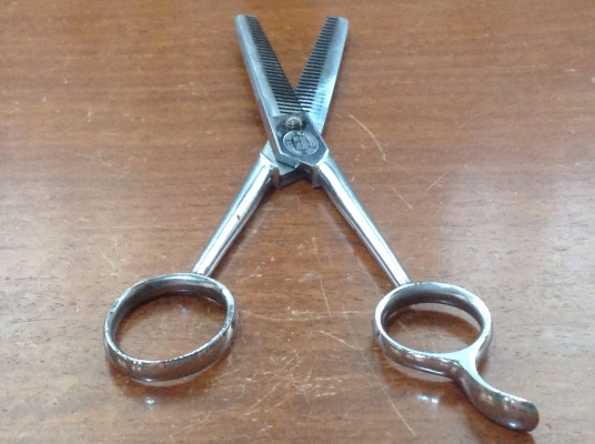 ขายกรรไกรซอยผมโบราณ CORRADO 6 1/2" มาพร้อมกซองหนัง ขายกรรไกรซอยผมโบราณ CORRADO 6 1/2" มาพร้อมกซองหนัง