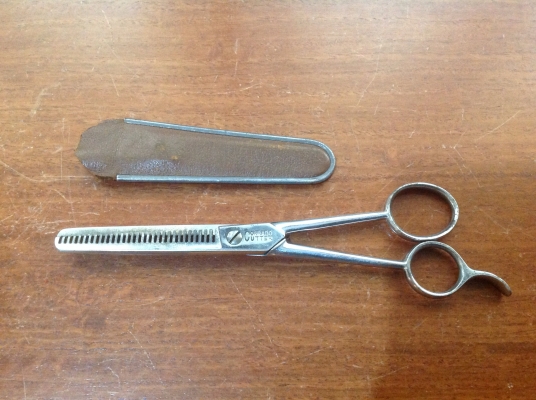 ขายกรรไกรซอยผมโบราณ CORRADO 6 1/2" มาพร้อมกซองหนัง ขายกรรไกรซอยผมโบราณ CORRADO 6 1/2" มาพร้อมกซองหนัง