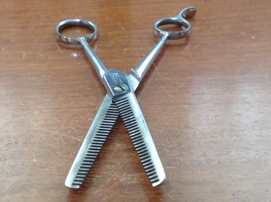 ขายกรรไกรซอยผมโบราณ CORRADO 6 1/2" มาพร้อมกซองหนัง ขายกรรไกรซอยผมโบราณ CORRADO 6 1/2" มาพร้อมกซองหนัง