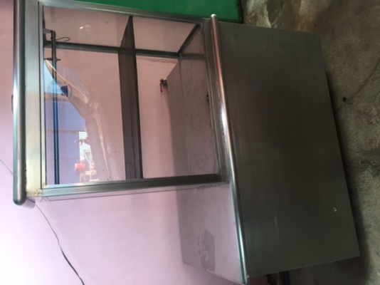 ขายโต๊ะสแตนเลส อย่างหนา พร้อมตู้กระจกสแตนเลส