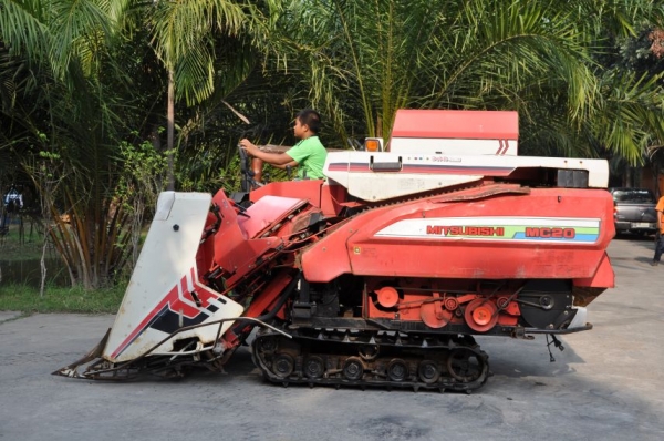 (ลดกระหน่ำ)ขายรถเกี่ยว นวดข้าวMITSUBISHIดีเซล3สูบ สวยเดิมจากญี่ปุ่น 68,000เท่านั้น!!