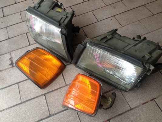 ไฟหน้า BENZ W126 แท้พร้อมไฟมุมของเก่าญี่ปุ่นสภาพสวย ไฟหน้า BENZ W126 แท้พร้อมไฟมุมของเก่าญี่ปุ่นสภาพสวย