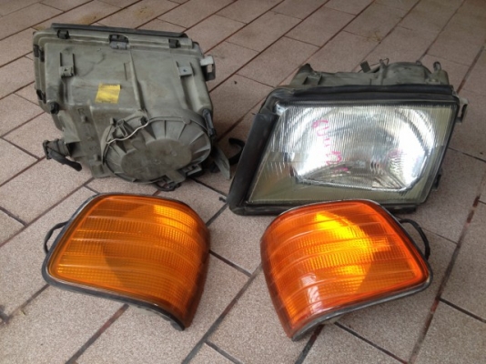 ไฟหน้า BENZ W126 แท้พร้อมไฟมุมของเก่าญี่ปุ่นสภาพสวย ไฟหน้า BENZ W126 แท้พร้อมไฟมุมของเก่าญี่ปุ่นสภาพสวย