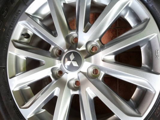 ขายล้อแม็กป้ายแดง Triton พร้อมยางขอบ 17 มีตุ่มหน้ายางทั้ง 4 เส้น