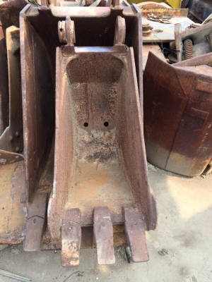 PC60 บุ้งกี๋หน้าแคบ เก่านอกญี่ปุ่นไม่เคยใช้งานในไทย สำหรับขุดวางท่อ หน้ากว้าง 38 เซนติเมตร สำหรับใส่ รถแบคโฮ ขนาด PC60 Pc60-1-2-3-5-6 ราคาลูกละ 18,000 บาท PC60 บุ้งกี๋หน้าแคบ เก่านอกญี่ปุ่นไม่เคยใช้งานในไทย สำหรับขุดวางท่อ หน้ากว้าง 38 เซนติเมตร สำหรับใส่ รถแบคโฮ ขนาด PC60 Pc60-1-2-3-5-6 ราคาลูกละ 18,000 บาท