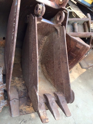 PC60 บุ้งกี๋หน้าแคบ เก่านอกญี่ปุ่นไม่เคยใช้งานในไทย สำหรับขุดวางท่อ หน้ากว้าง 38 เซนติเมตร สำหรับใส่ รถแบคโฮ ขนาด PC60 Pc60-1-2-3-5-6 ราคาลูกละ 18,000 บาท PC60 บุ้งกี๋หน้าแคบ เก่านอกญี่ปุ่นไม่เคยใช้งานในไทย สำหรับขุดวางท่อ หน้ากว้าง 38 เซนติเมตร สำหรับใส่ รถแบคโฮ ขนาด PC60 Pc60-1-2-3-5-6 ราคาลูกละ 18,000 บาท