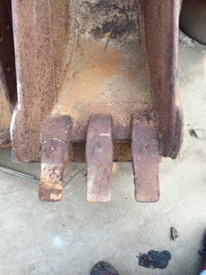 PC60 บุ้งกี๋หน้าแคบ เก่านอกญี่ปุ่นไม่เคยใช้งานในไทย สำหรับขุดวางท่อ หน้ากว้าง 38 เซนติเมตร สำหรับใส่ รถแบคโฮ ขนาด PC60 Pc60-1-2-3-5-6 ราคาลูกละ 18,000 บาท PC60 บุ้งกี๋หน้าแคบ เก่านอกญี่ปุ่นไม่เคยใช้งานในไทย สำหรับขุดวางท่อ หน้ากว้าง 38 เซนติเมตร สำหรับใส่ รถแบคโฮ ขนาด PC60 Pc60-1-2-3-5-6 ราคาลูกละ 18,000 บาท