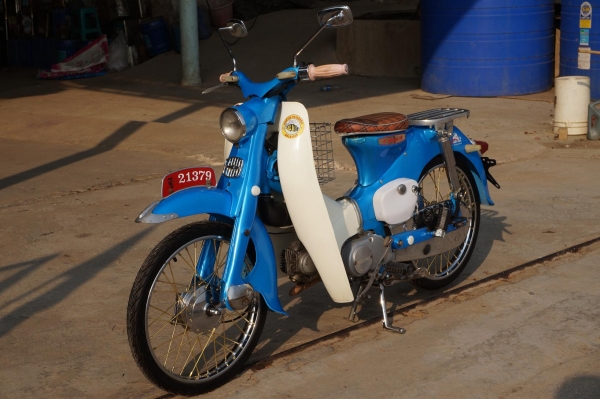 ขาย HONDA C 100 มีทะเบียนแท้เลขตรง เป็น กระดาษแผ่นเดียว สภาพทำใหม่ทั้งคัน สวย สวย เครื่อง เดิม 3 เกียร์ ขับดีปกติ พร้อมใช้ ระบบไฟครบ