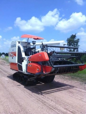 ขายรถเกี่ยวข้าวอุ้มKUBOTA DC-70G พร้อมเทรลเลอร์ ทำงาน960ชั่วโมง เครื่องดี ทำงานเร็ว เกี่ยวเร็ว สภาพพร้อมใช้งาน เอกสารพร้อมโอน สนใจโทร 090-8588220คุณนะ 093-3258446 บิวตี้ ID:narong498 หรือ www.truck.in.th/498 หรือfb:ณรงค์ ซื้อขายรถมือสอง (เว็บไซต์ส่วนตัว)