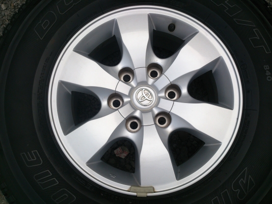 ขายแม็กTOYOTA  VIGO  CHAMP ขอบ16 พร้อมยางบริดสโตน 265/70R16  ยางสัปดาห์ที่28ปี12  ดอกยางนิ่มลึกไม่ร้าวไม่แตกลายดอกเต็ม จำนวน  1  ชุด พร้อมน๊อตแท้ 24  ตัว