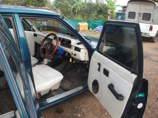 ขายด่วน รถเก๋งมาสด้า คลาสสิค สวยๆ  24000  บาท ติดแก๊ส ลงเล่มแล้ว