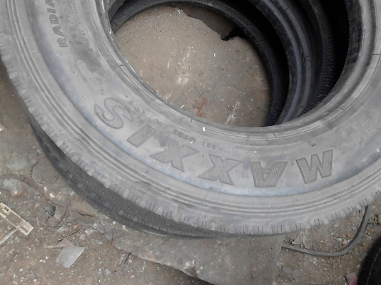 215/75R17.5  MAXXIS   RADIAL  135/133K  TUBELESS   มี 3 เส้น  TEL.081-427-3941