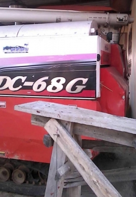**รถเกี่ยวอุ้มDC68Gเปิด 370,000 บ.ต่อรอง**ขายDC68Gรถเกี่ยวข้าวแบบอุ้ม KUBOTA DC68G ปี53 อุ้ม 600กก. เครื่องเดิม ปั้มเดิม เกียร์เดิม ใช้งาน 2,xxx ชั่วโมง เครื่องแน่น ปั้มดี เกียร์ดี ทำงานดีเร็ว ช่วงล่าง70-80\% ท่อส่ง/ปากเกี่ยวไม่ผุ บอดี้สวยไม่ผุ สีสันสวยเดิ
