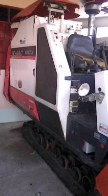 **รถเกี่ยวอุ้มDC68Gเปิด 370,000 บ.ต่อรอง**ขายDC68Gรถเกี่ยวข้าวแบบอุ้ม KUBOTA DC68G ปี53 อุ้ม 600กก. เครื่องเดิม ปั้มเดิม เกียร์เดิม ใช้งาน 2,xxx ชั่วโมง เครื่องแน่น ปั้มดี เกียร์ดี ทำงานดีเร็ว ช่วงล่าง70-80\% ท่อส่ง/ปากเกี่ยวไม่ผุ บอดี้สวยไม่ผุ สีสันสวยเดิ