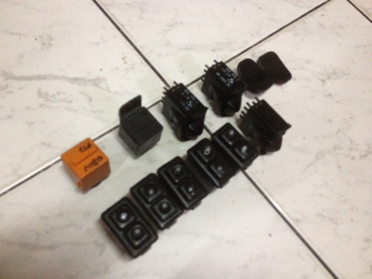 ขายสวิทซ์กระจกไฟฟ้ากับสวิทซ์ปรับไฟฟ้ามองข้าง e30 เดิมแท้ สภาพดีสวย สวิทซ์กระจกไฟฟ้าตัวละ220บาท สวิทซ์ปรับไฟฟ้าตัวละ280บาท  โทร0924462525โส