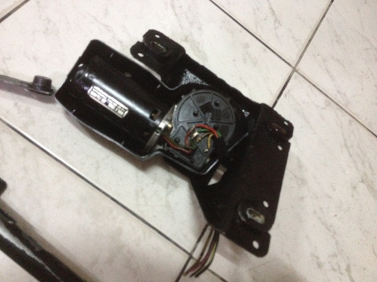 ขายชุดมอเตอร์ปัดน้ำฝน e30เดิมแท้ สภาพดีสวย ให้หมดเลยตามรูป ราคา1700บาท  โทร0924462525โส
