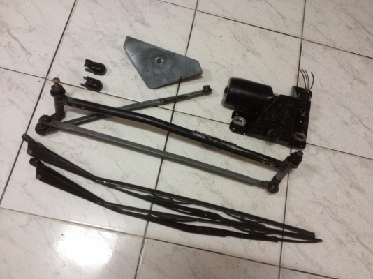 ขายชุดมอเตอร์ปัดน้ำฝน e30เดิมแท้ สภาพดีสวย ให้หมดเลยตามรูป ราคา1700บาท  โทร0924462525โส