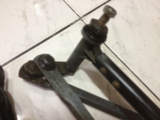 ขายชุดมอเตอร์ปัดน้ำฝน e30เดิมแท้ สภาพดีสวย ให้หมดเลยตามรูป ราคา1700บาท  โทร0924462525โส