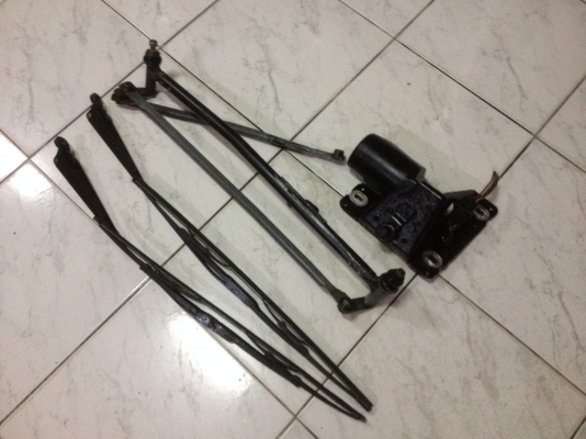 ขายชุดมอเตอร์ปัดน้ำฝน e30เดิมแท้ สภาพดีสวย ให้หมดเลยตามรูป ราคา1700บาท  โทร0924462525โส