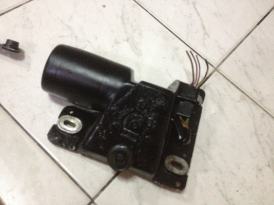 ขายชุดมอเตอร์ปัดน้ำฝน e30เดิมแท้ สภาพดีสวย ให้หมดเลยตามรูป ราคา1700บาท  โทร0924462525โส