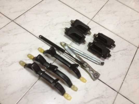 ขาย1ชุดโช็คฝากระโปรงหน้า ราคา900บาท 2มือเปิดใน ตัวละ230บาท 3ชุดมือจับบนเพดาน3ชิ้น ราคาุ600บาท  ของe30เดิมแท้ สภาพดีสวย โทร0924462525โส