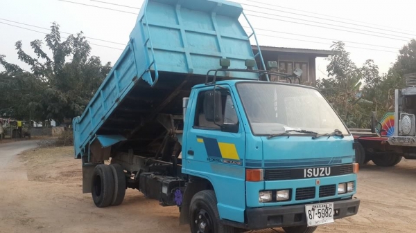 ขาย6ล้อกลางดัมพ์ดิน วัสดุก่อสร้างNKR58LK 110แรงกระบะยาว3.80เมตร แชชซีสวย พ.เพาเวอร์หัวเดิม เอกสารเล่มทะเบียนพร้อม พล้อมลุยงาน